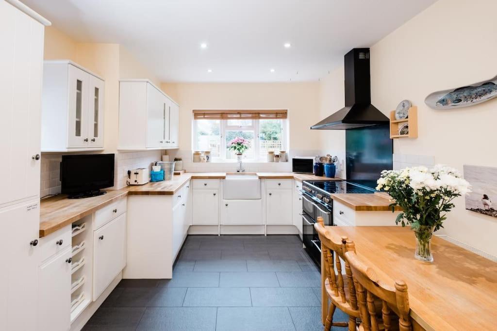 Spacious Home, Minutes Fom The Beach, Free Parking, Large Garden Area, Pets Welcome! Whitstable Bagian luar foto